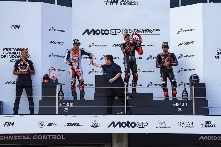 MotoGP Indonesia: Erick Thohir Serahkan Trofi Juar  ke Marco Bezzecchi, Media Italia Singgung Inter Milan