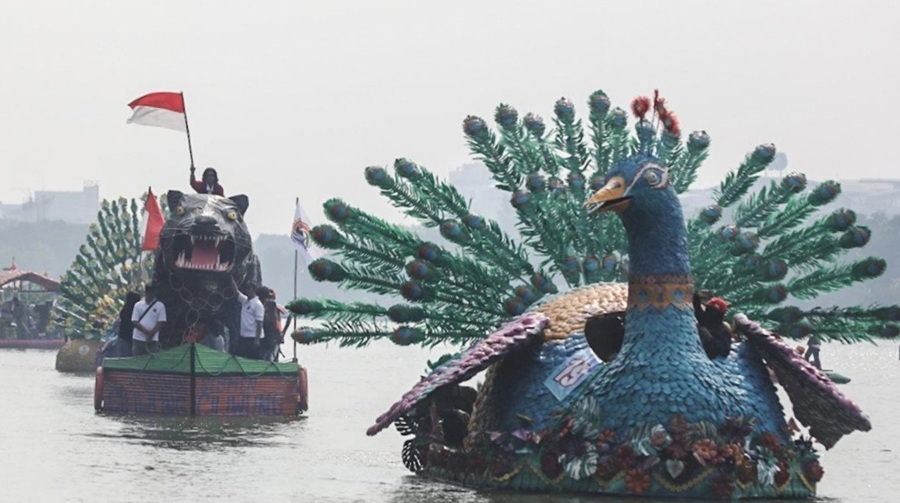Ribuan Galon dan Botol Plastik Bekas Disulap Jadi Perahu Hias di Danau Sunter