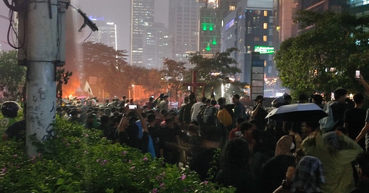 Demo 28 Oktober Makin Memanas, Mahasiswa Bakar Ban dan Lempar Botol Air Mineral