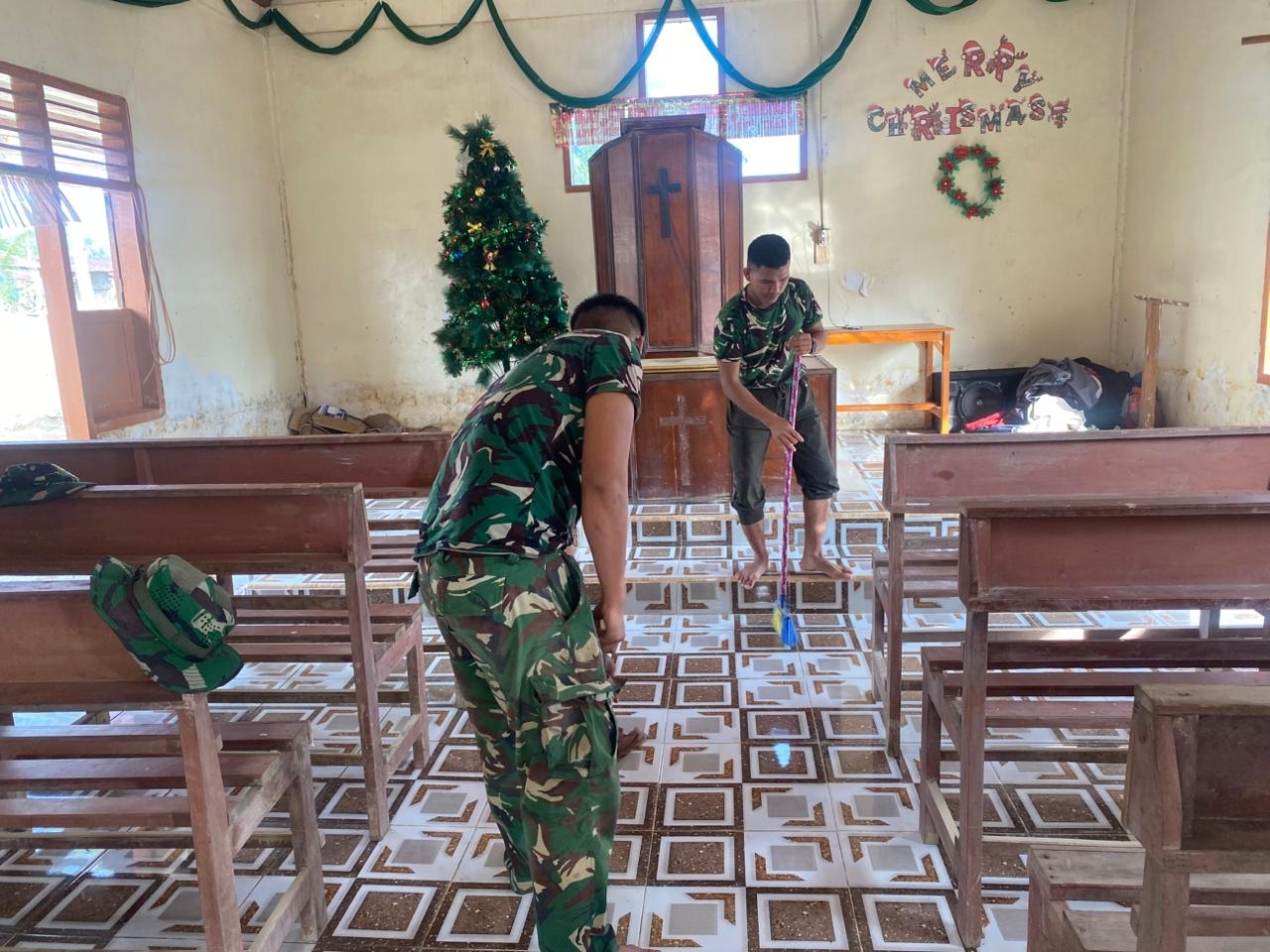 TNI-Warga Gotong Royong Bikin Tempat Ibadah hingga Sekolah di Tapanuli dan Aceh Kinclong Lagi