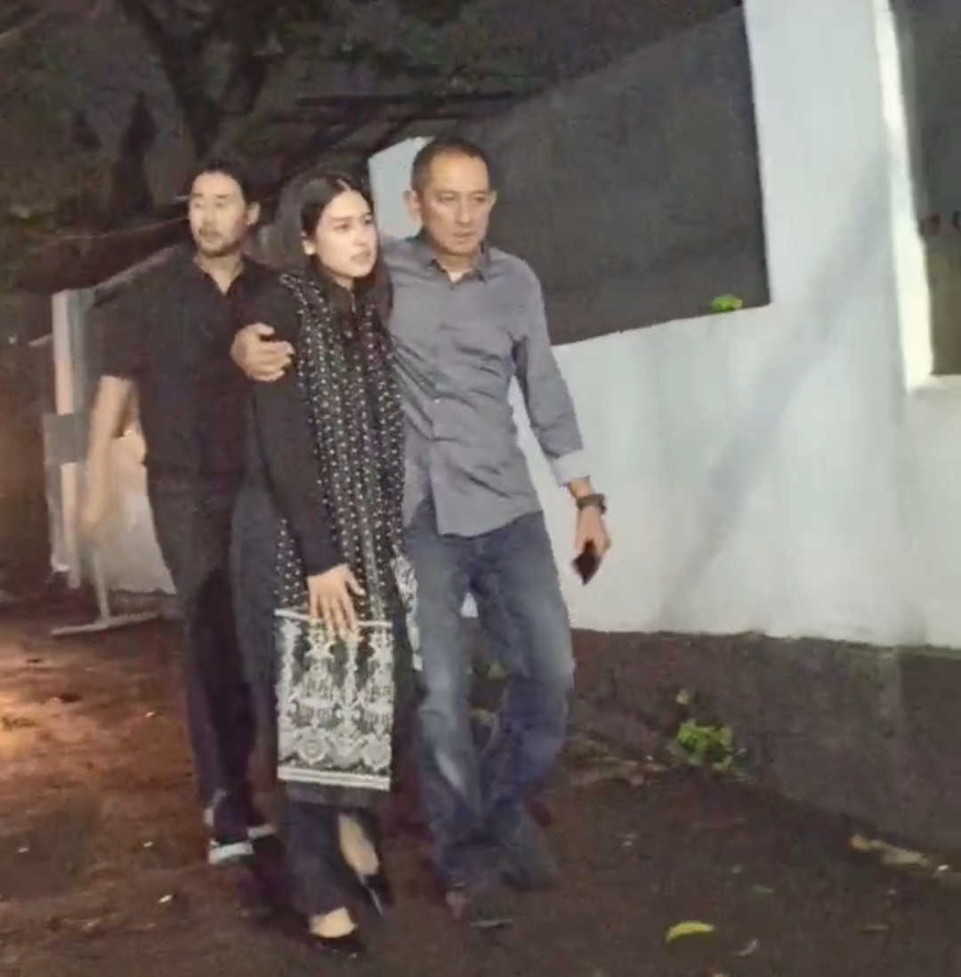 Suasana Rumah Duka Vidi Aldiano, Sahabat Mulai Berdatangan