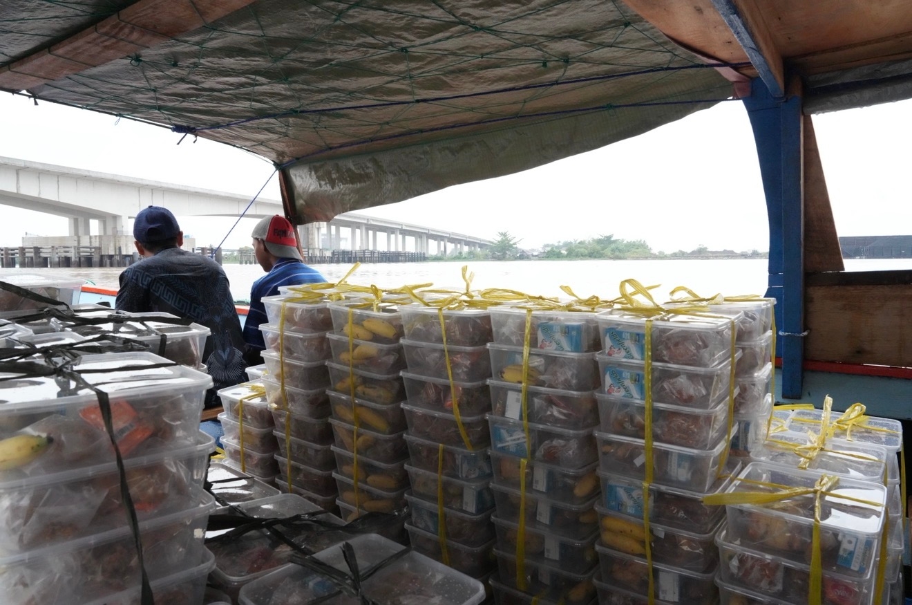 Distribusi MBG di Gandus Harus Lewati Sungai Musi dan Jalan Berlumpur