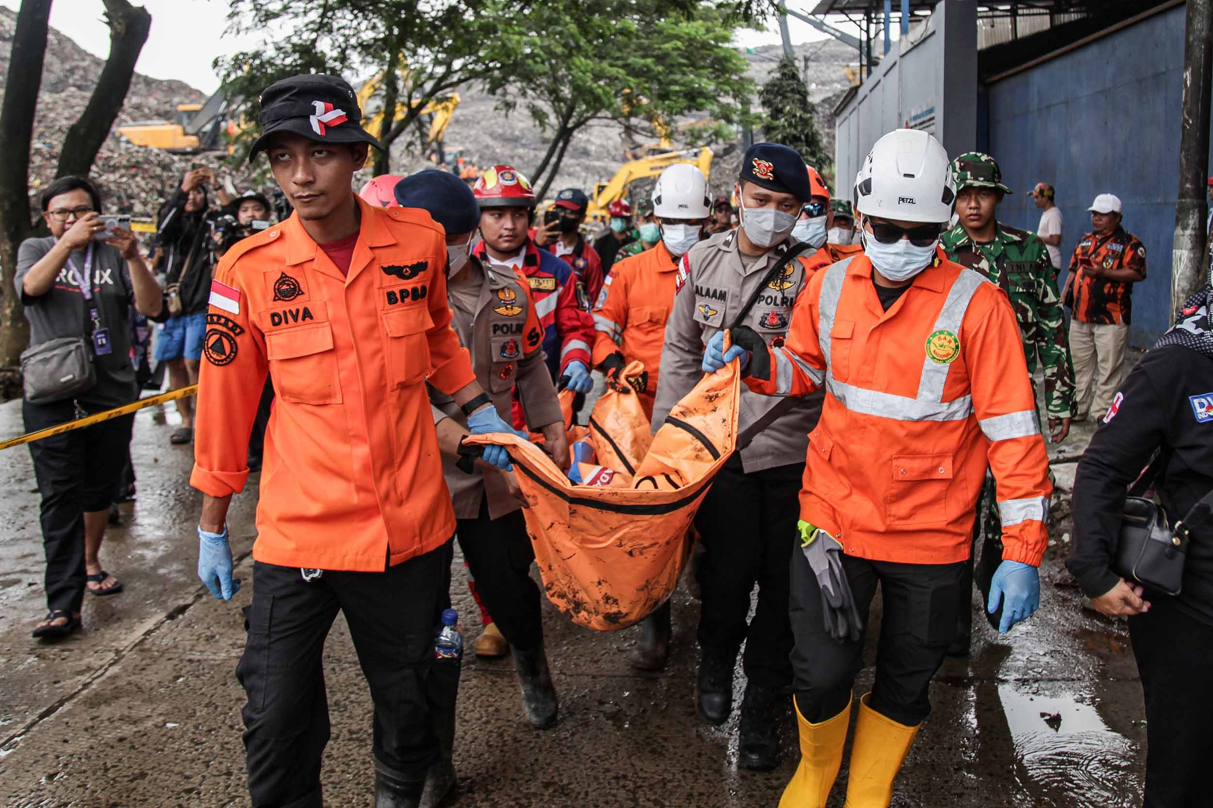 Tim SAR Gabungan Intensifkan Pencarian Korban Longsor Bantar Gebang