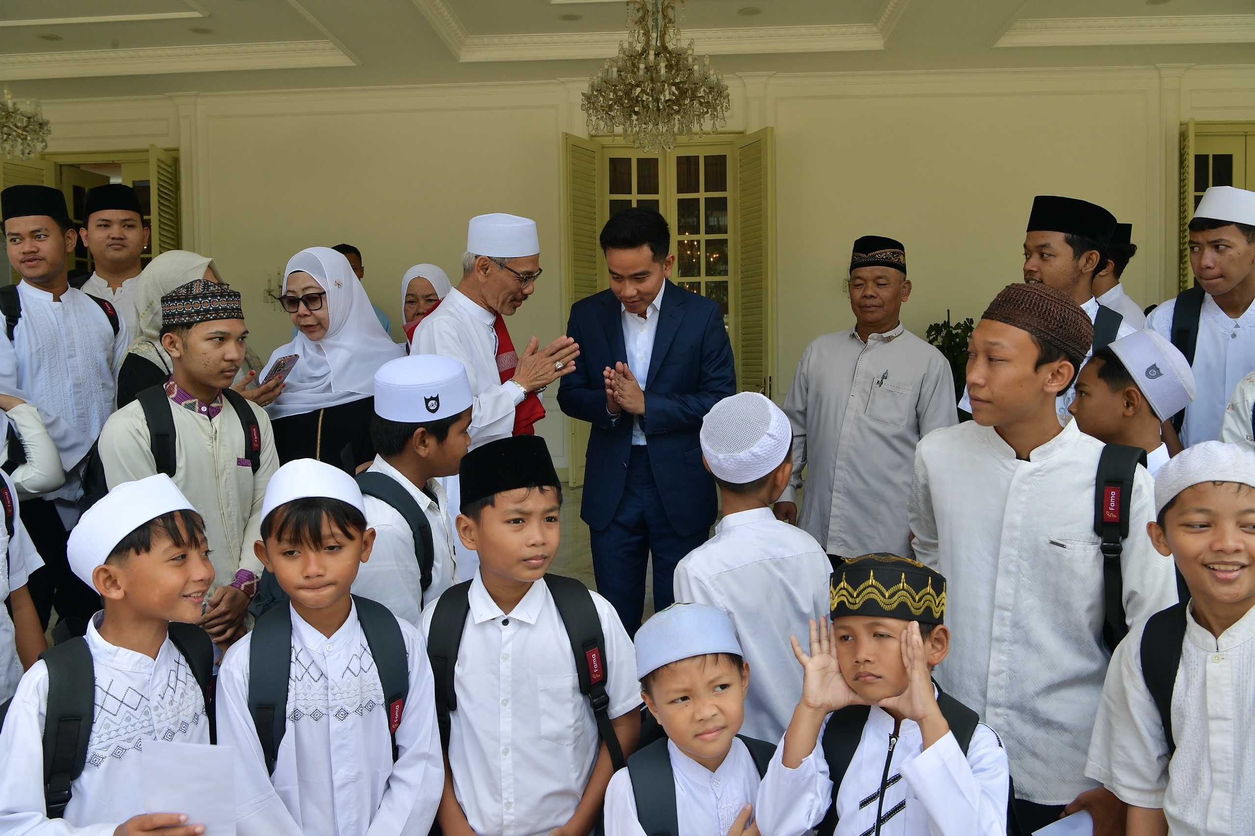 Jelang Lebaran, Gibran Bagi-bagi Bansos dan Santunan Anak Yatim