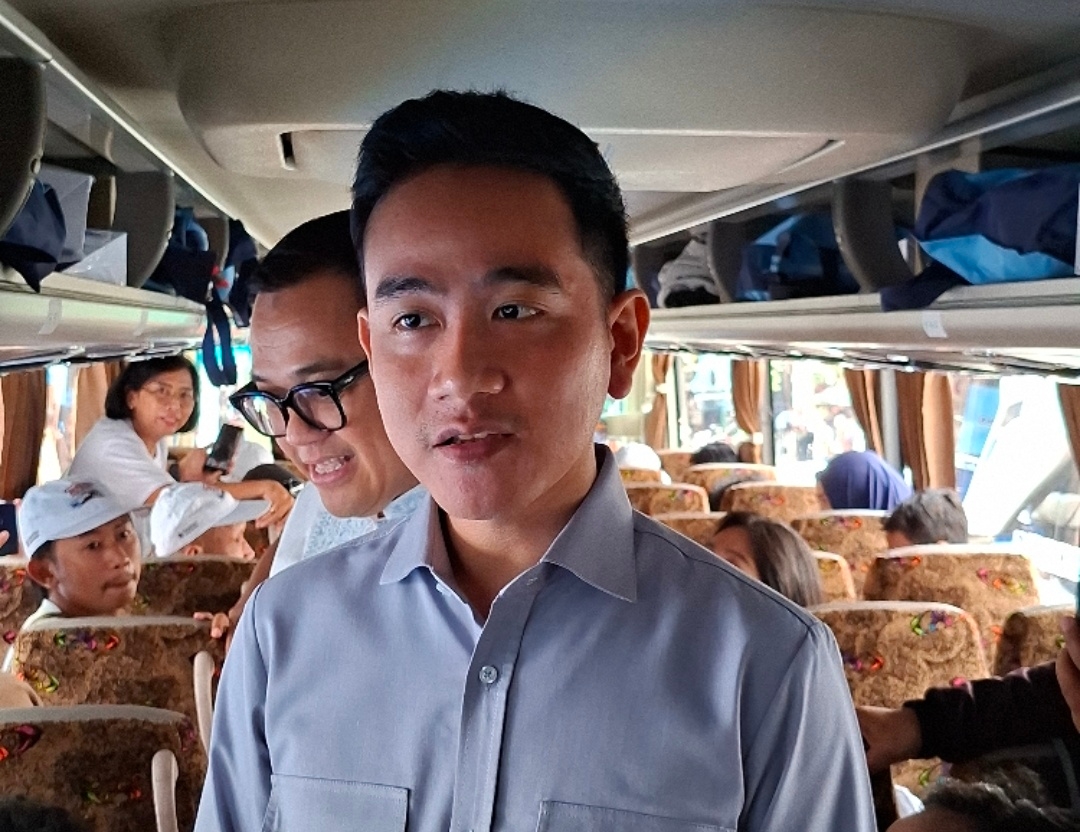 Sebelum Mudik ke Solo, Gibran Salat Ied di Jakarta Bareng Prabowo