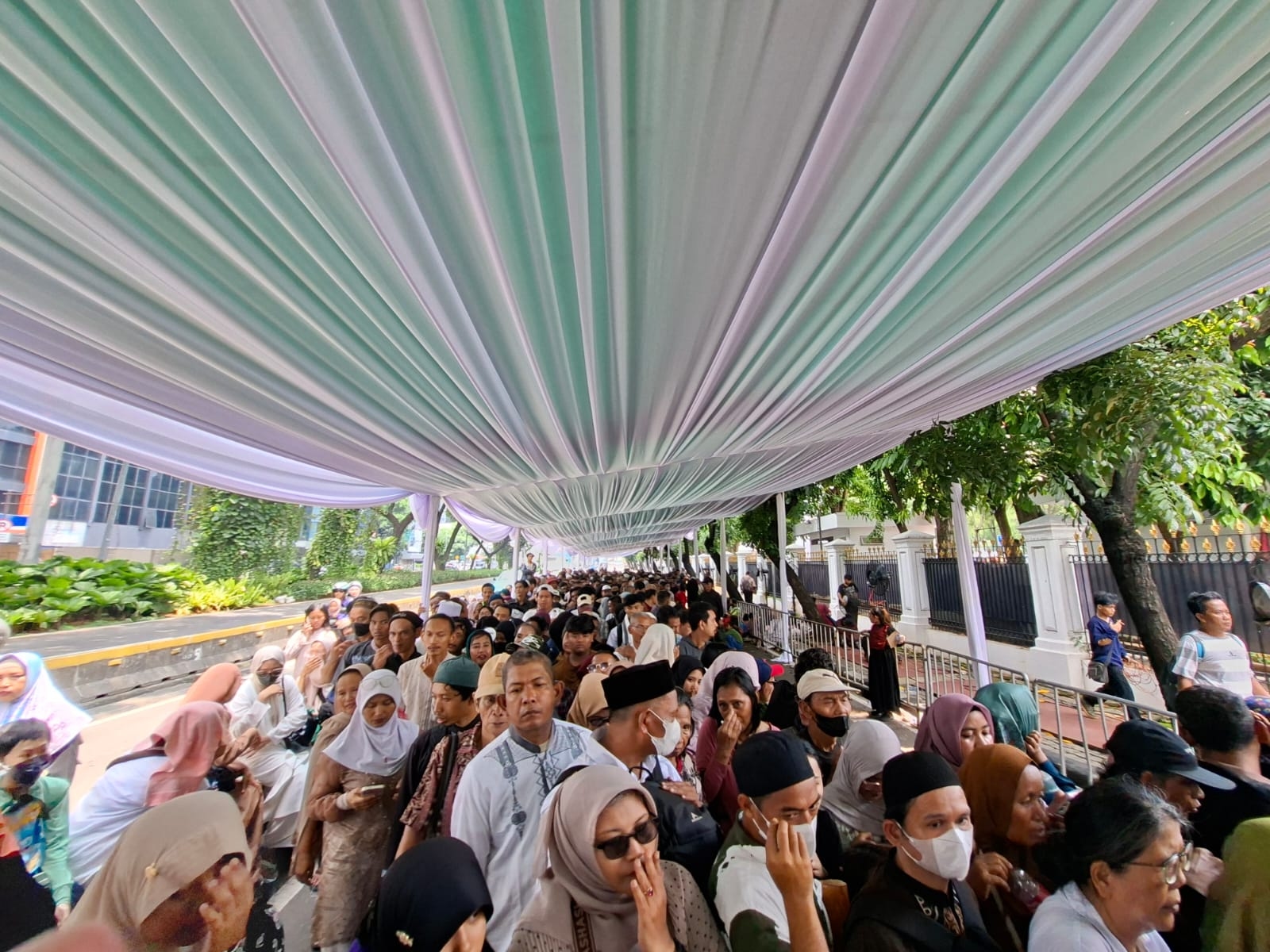 Antrean Ribuan Warga Ingin Bersalaman dengan Presiden Prabowo, Ada Pesan Khusus Mau Disampaikan