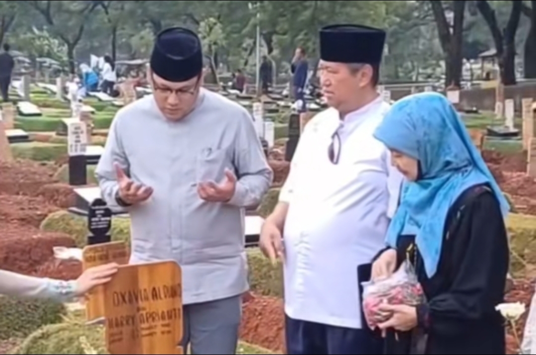 Jaga Kelestarian Rumput Makam Vidi Aldiano, Bunga Tabur Peziarah Rutin Dibersihkan Petugas
