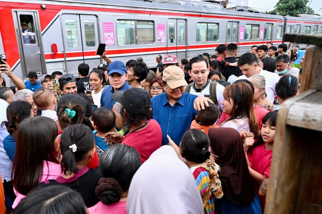Tangis Haru dan Harapan Warga Iringi Kedatangan Prabowo di Bantaran Rel Kereta Senen