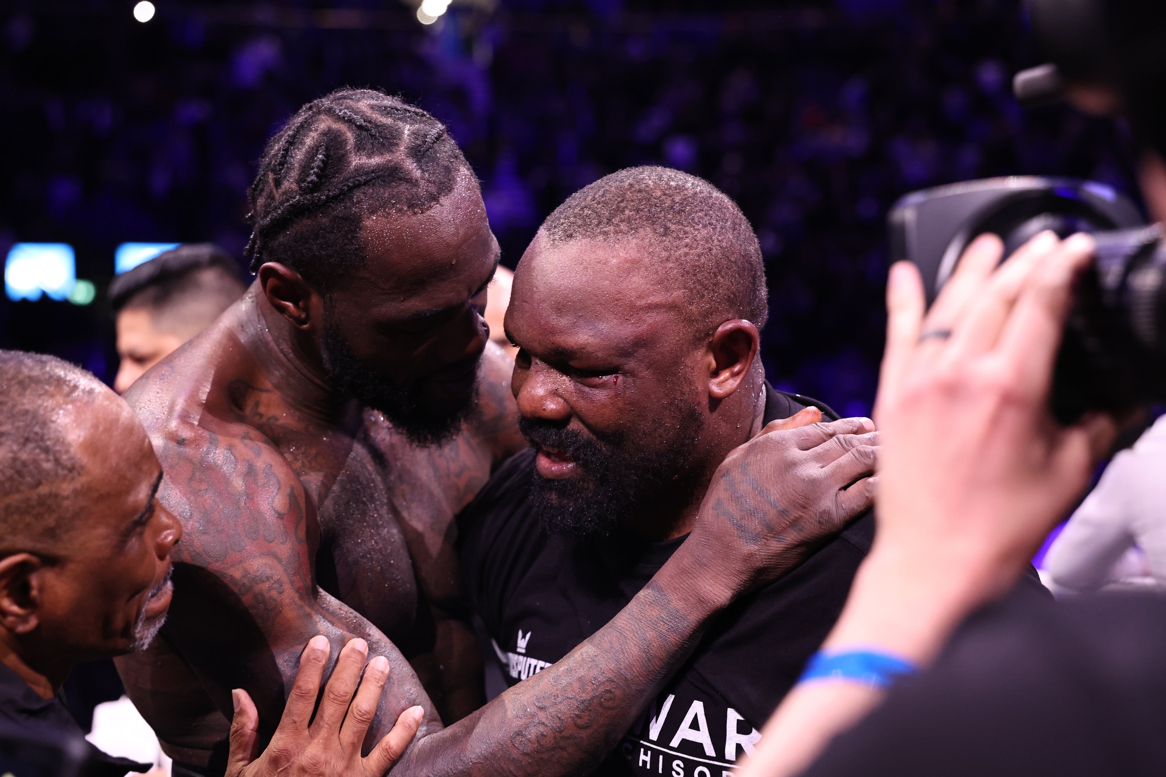 Derek Chisora Isyaratkan Gantung Sarung Tinju Usai Kalah dari Wilder di Laga ke-50