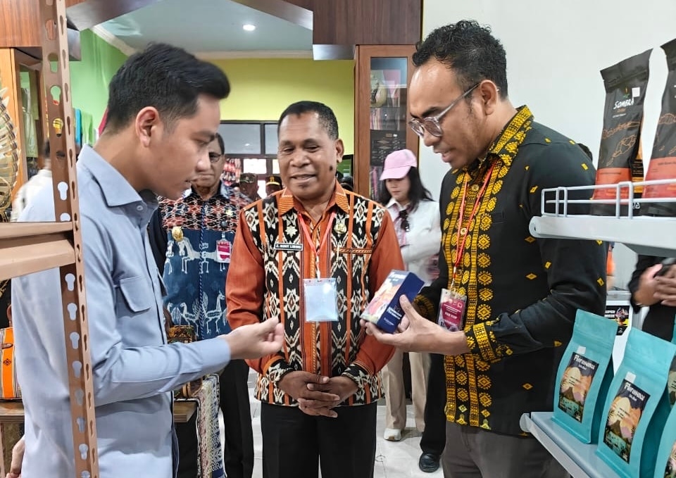Gibran Tinjau NTT Mart, Dorong Hilirisasi dan Akses Pasar Produk Lokal