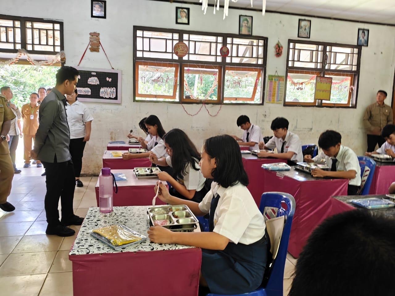 Gibran Tinjau Program MBG di Minahasa, Dapur dan Fasilitas Jadi Catatan