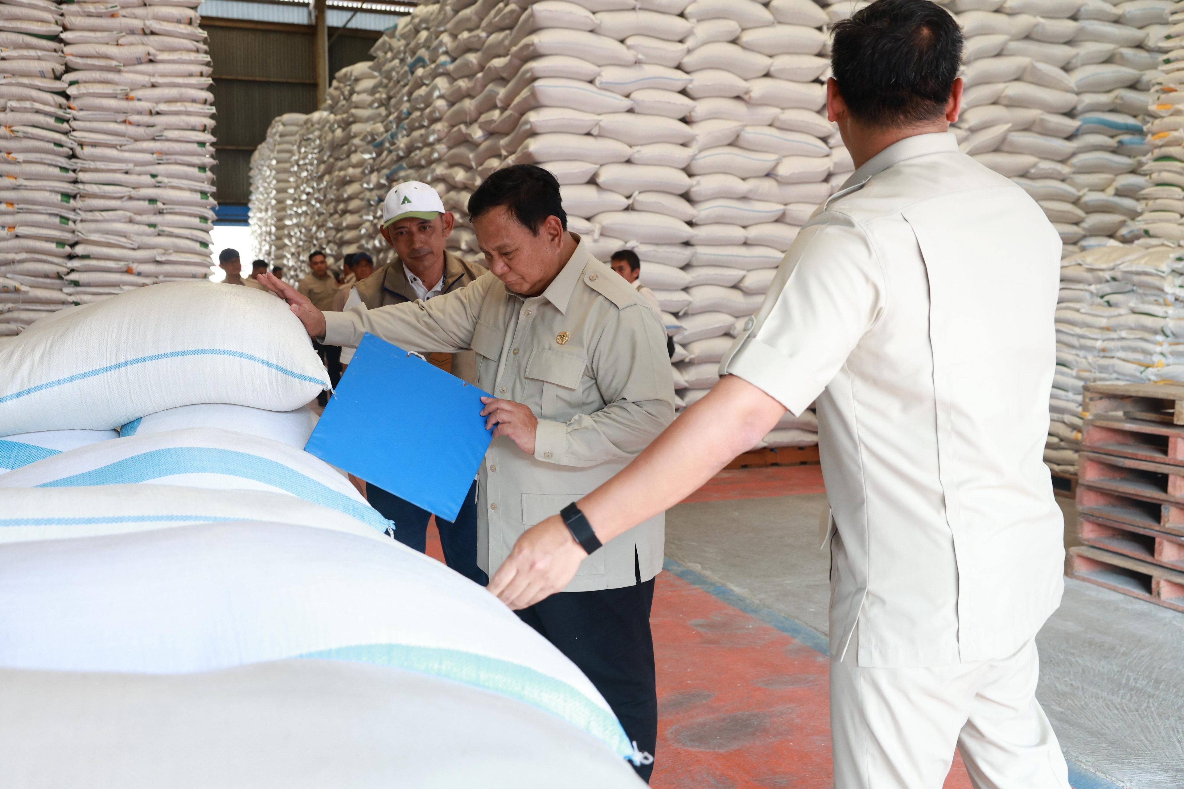 Presiden Prabowo Sidak Gudang Bulog Magelang, Pastikan Stok Beras Aman
