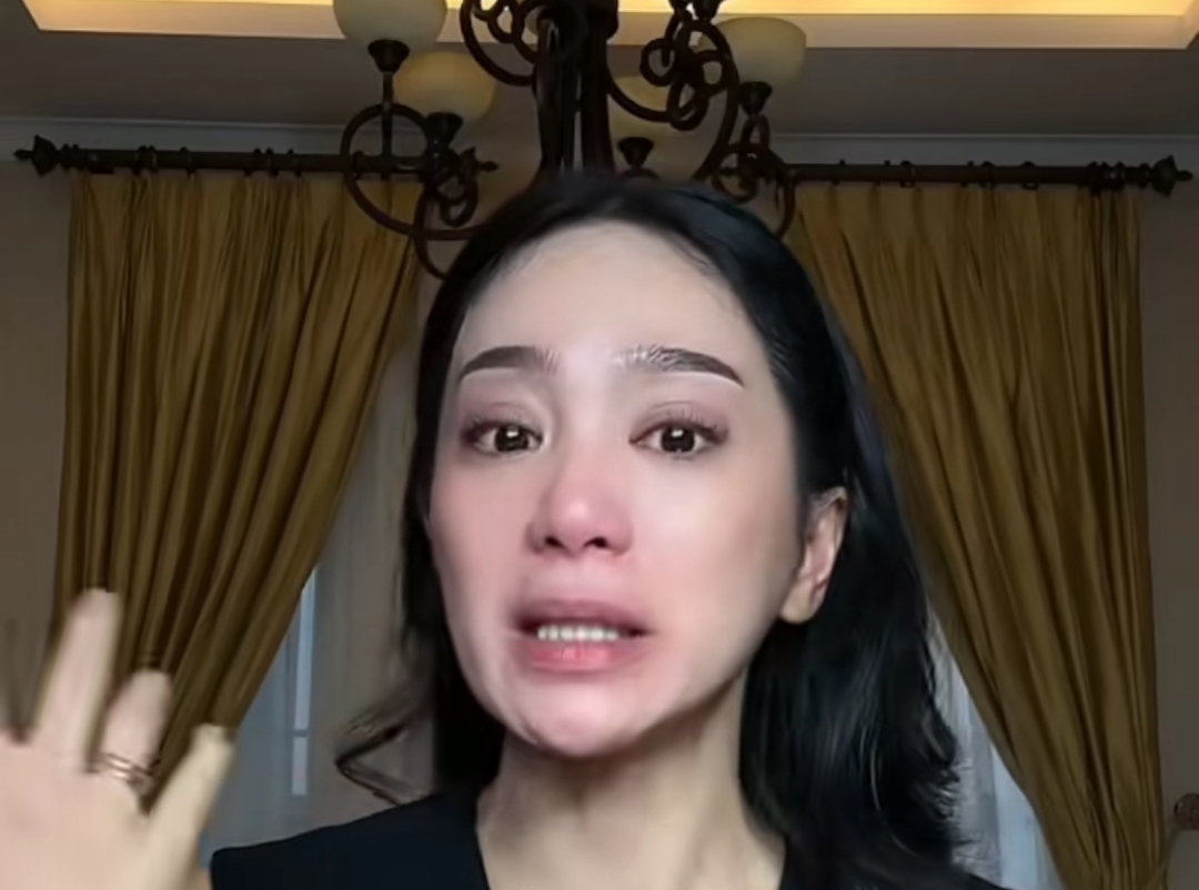 Bantah Tudingan Tak Urus Orang Tua, Bunga Zainal Bongkar Bukti Bawa Ayah Berobat ke Luar Negeri