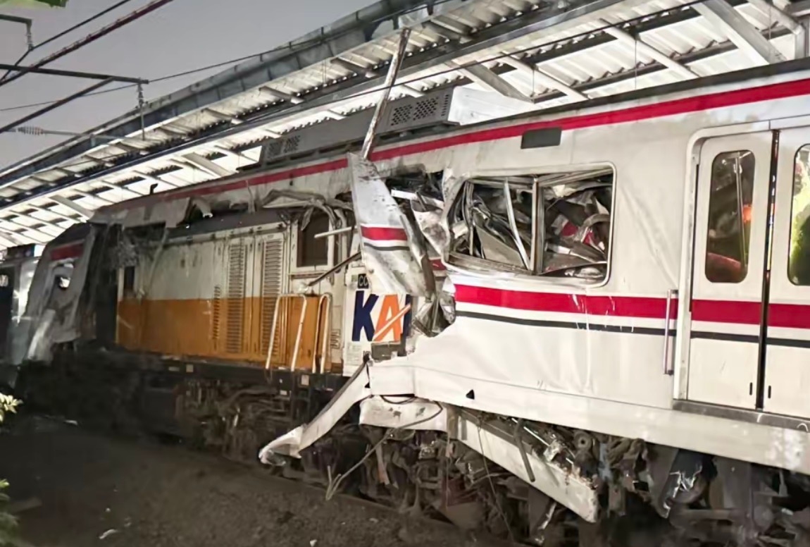 Kecelakaan Maut di Bekasi Timur: KRL Ditabrak KA Argo Bromo Anggrek, Gerbong Perempuan Ringsek!