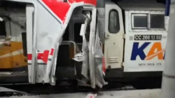 Detik-detik Mencekam Evakuasi Korban Kecelakaan KRL-KA Jarak Jauh: Gerbong Wanita Hancur, Penumpang Masih Terjepit