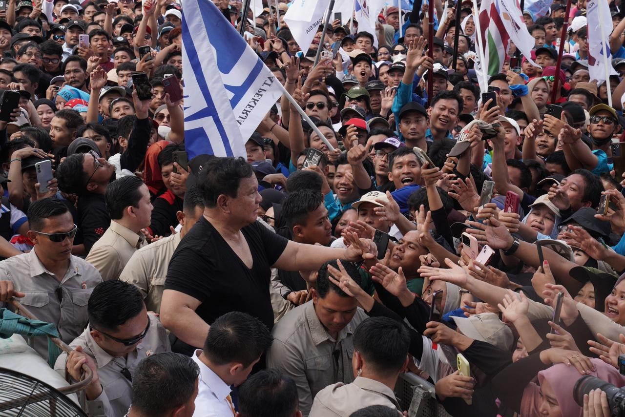 Momen Tanpa Sekat Prabowo dengan Buruh: Buka Baju Safari hingga Peluk Para Pekerja