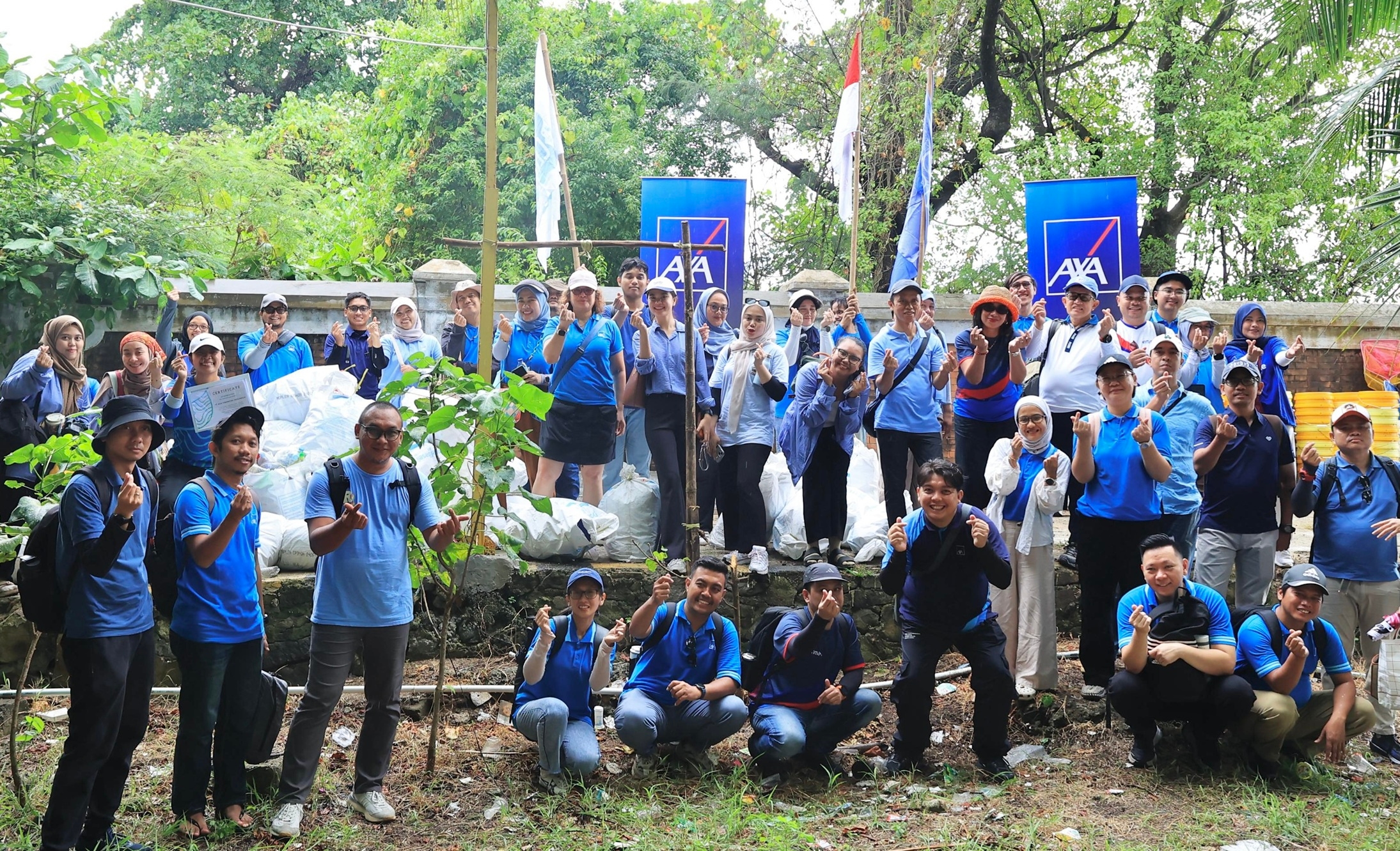 AXA Financial Bersihkan 946 Kg Sampah di Kepulauan Seribu