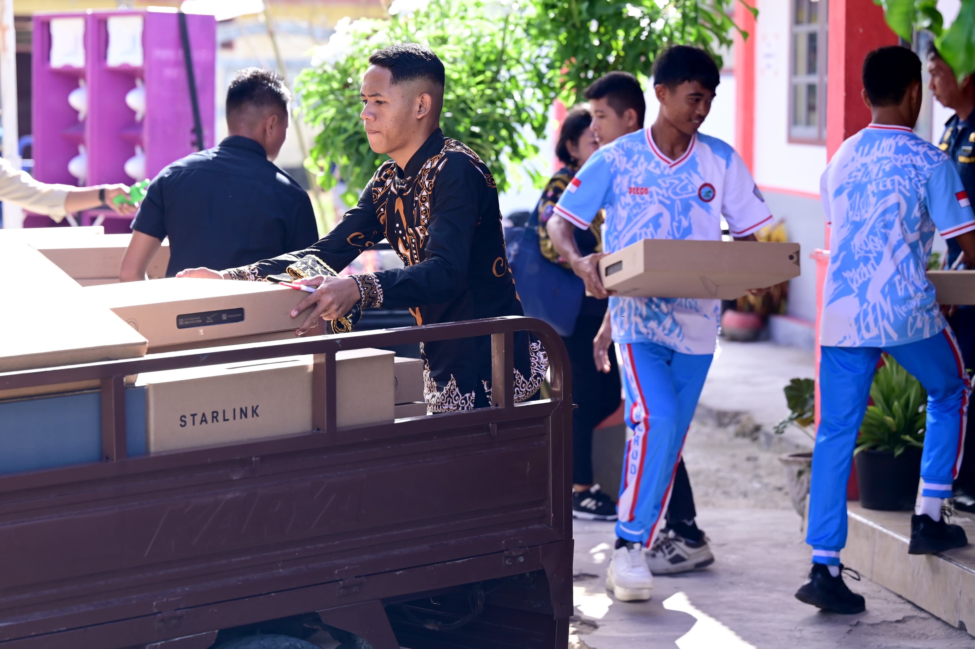 Perkuat Akses Telekomunikasi, Prabowo Bagikan 250 HP dan Layanan Unit Starlink untuk Warga Miangas