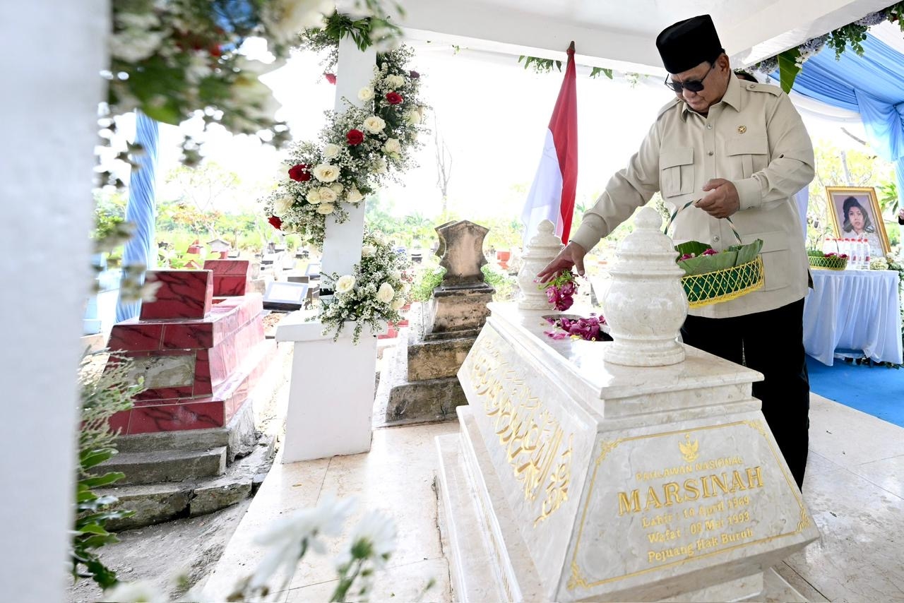 Momen Prabowo Ziarah ke Makam Marsinah: Berlangsung Khidmat dan Penuh Makna