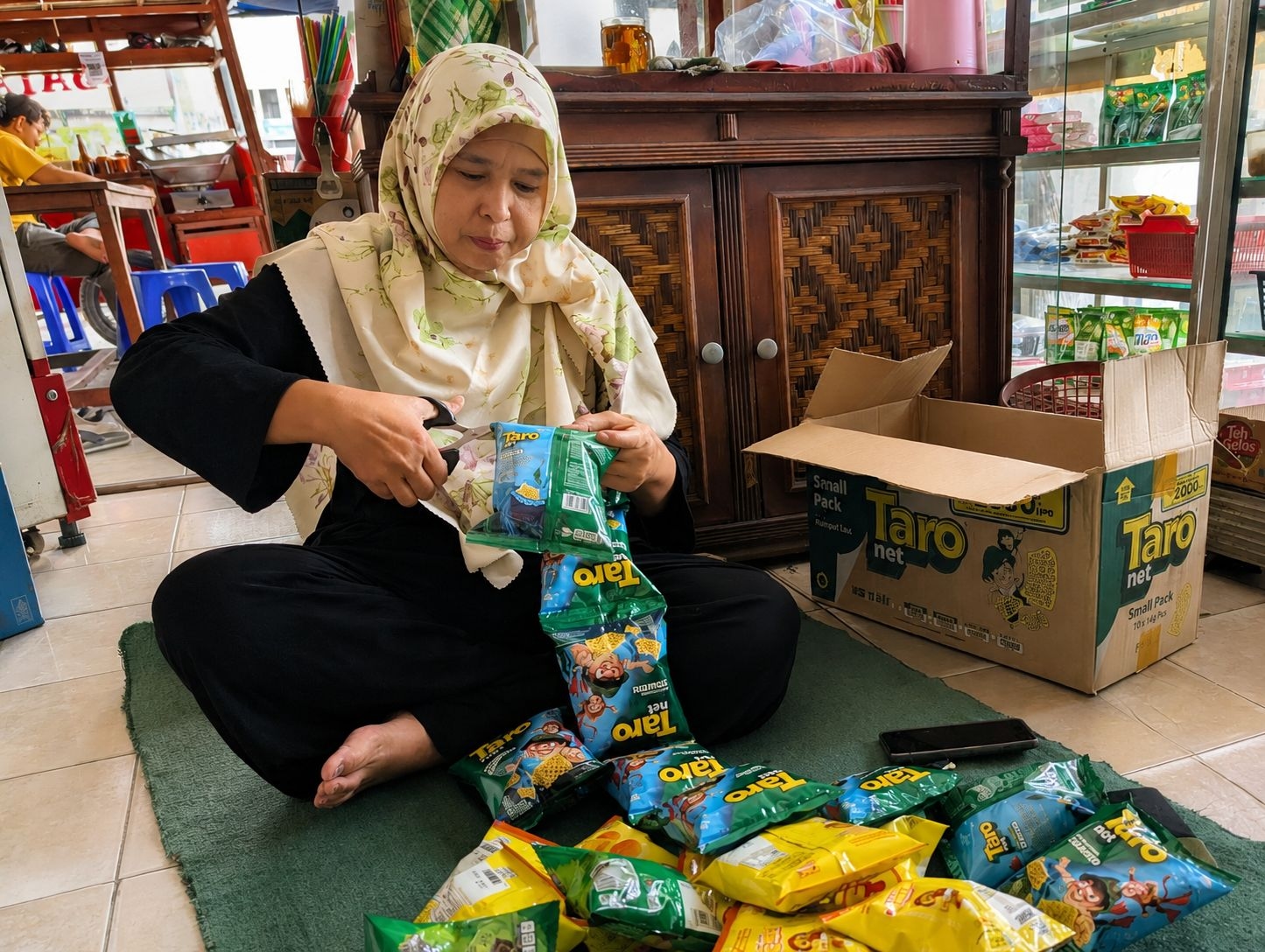 Teh Erni Hidupkan Kembali Toko Kelontong Lewat KUR BRI