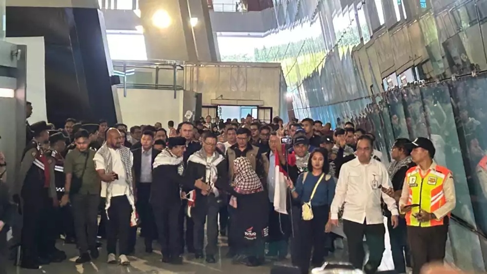 Menlu Sugiono Sambut Langsung Kedatangan 9 WNI yang Ditahan Israel 