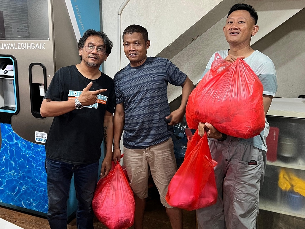 Balkoters Salurkan Daging Kurban kepada Warga Sekitar Balai Kota-DPRD Jakarta
