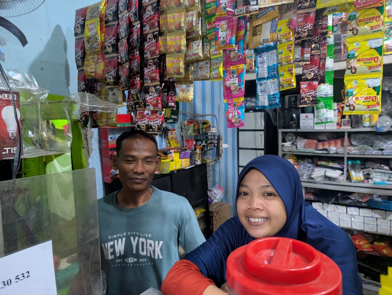 Setiap Jumat, Uang Tukang Bangunan Pulang ke Kampung dari Warung Fatimah