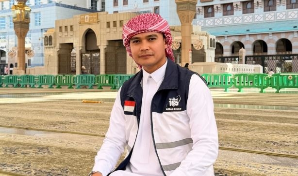 ​Cerita Aiman Ricky Jadi Pendamping Haji: Lunturkan Ego Artis Demi Layani Jemaah