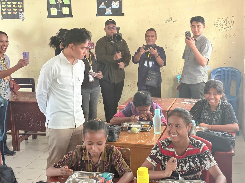 Gibran Pantau Langsung Menu MBG untuk Siswa SMPN 1 Ndona NTT
