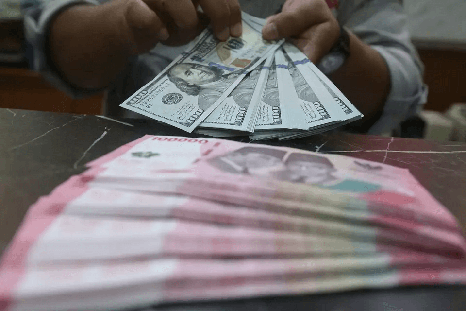 Rupiah Menguat ke Rp17.693, Pasar Masih Waspadai The Fed