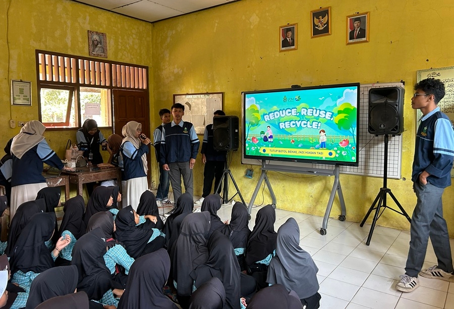 Edukasi Peduli Lingkungan, Mahasiswa KKN UIN Walisongo Sosialisasi Daur Ulang Sampah Plastik di SDN 2 Kebonsari