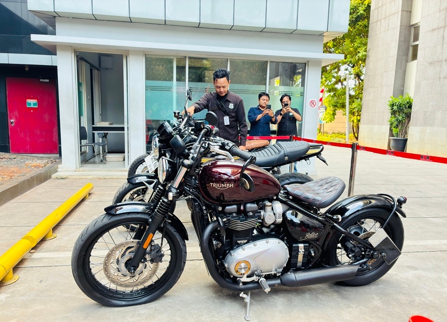 KPK Pamerkan Tiga Moge Sitaan Kasus Bea Cukai, BMW Disita dari Gatot Heroe Hernanda