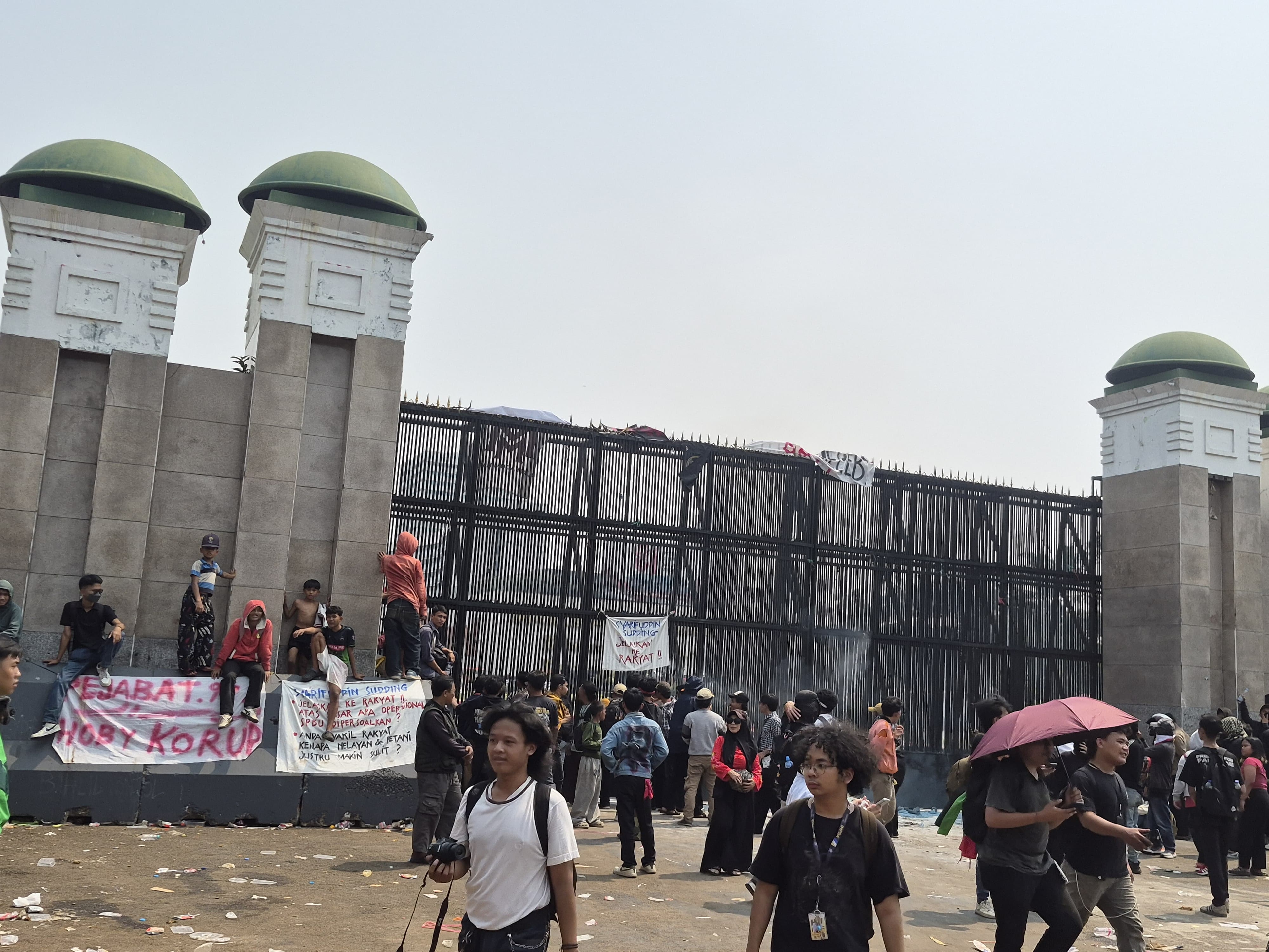 Demo Mulai Memanas, Massa Aksi Paksa Terobos Masuk Gerbang DPR