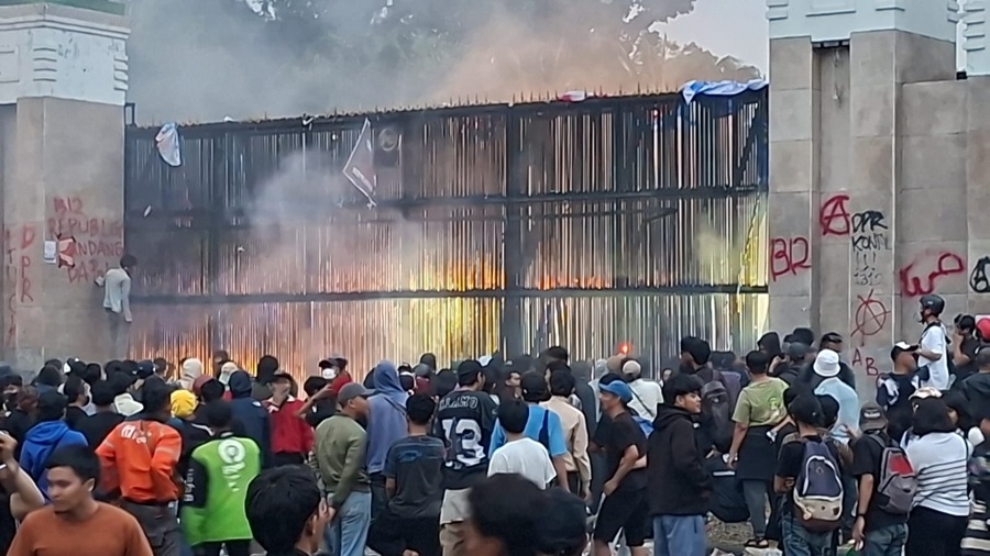 Massa Aksi Bertahan di Depan Gedung DPR, Terus Memaksa Masuk