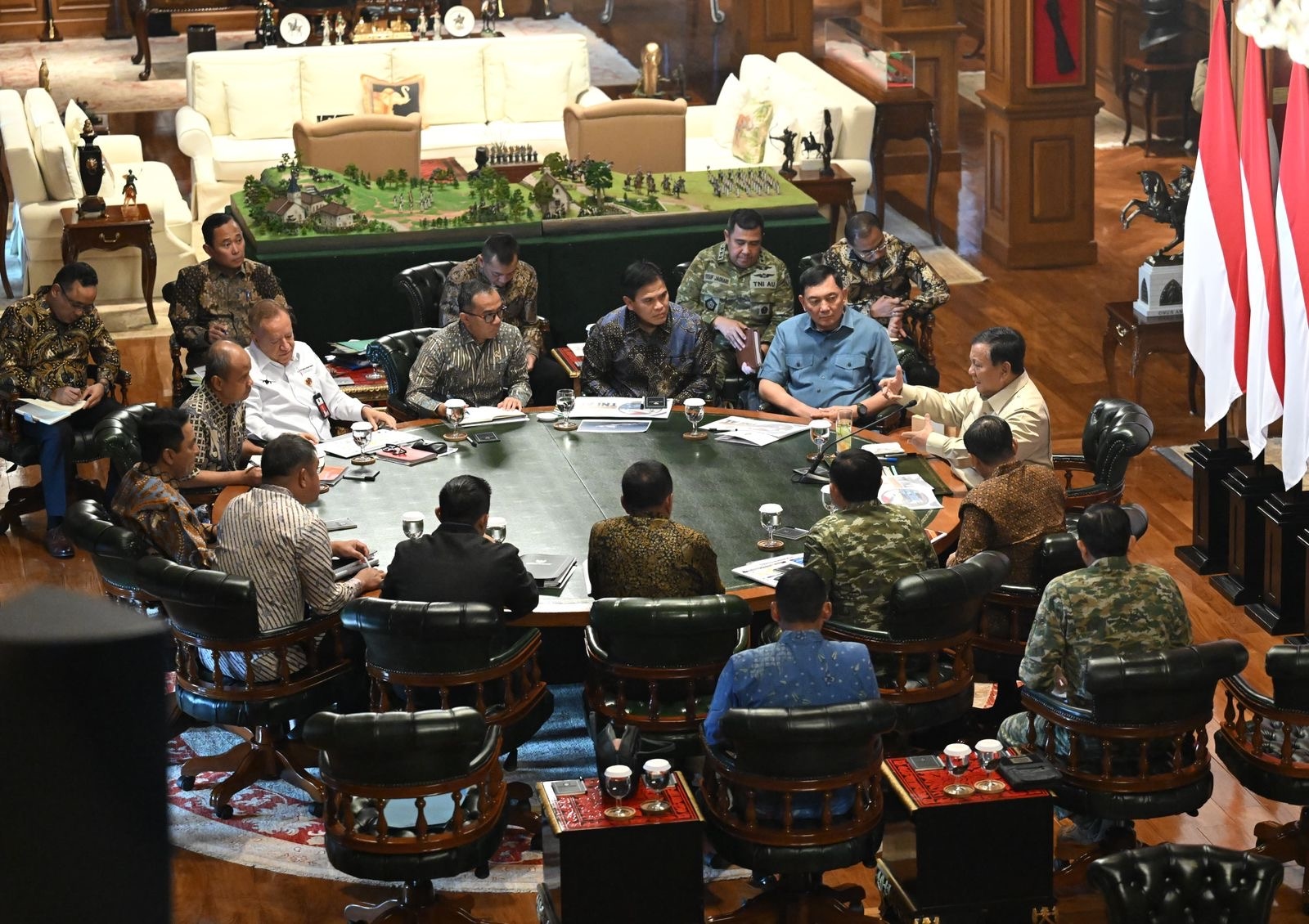 Prabowo Bahas Penyesuaian Rekrutmen Prajurit TNI untuk Suku Dayak hingga Penanganan Bencana