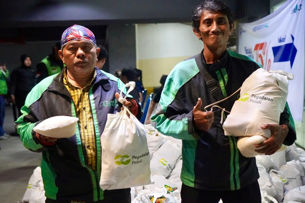 Pegadaian Bagikan 1.000 Paket Sembako untuk Pengemudi Ojol
