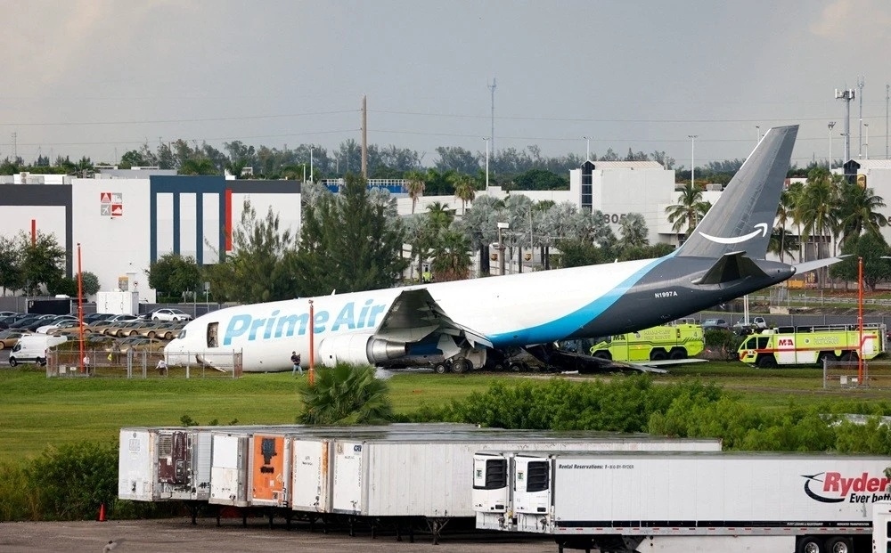 Pesawat Kargo Amazon Jatuh di Miami, Lima Orang Tewas dan Tiga Kritis