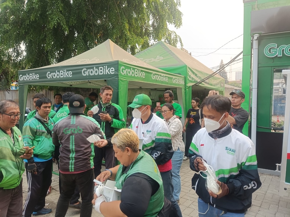 Grab Perkuat Perlindungan Mitra Pengemudi di Tengah Dampak Abu Vulkanik Anak Krakatau