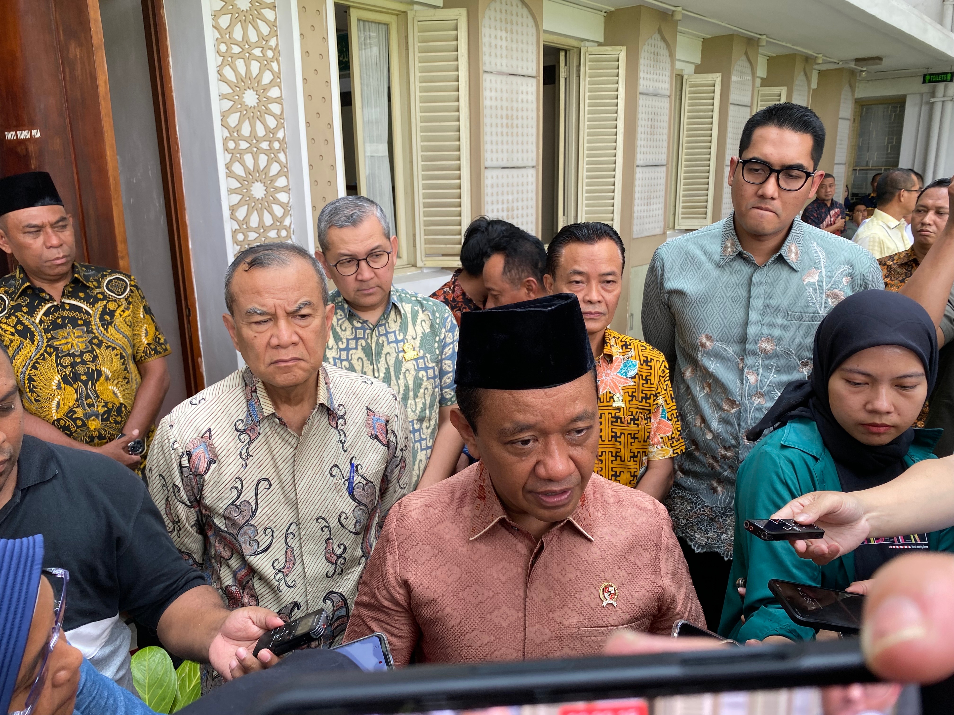 Harga Minyak Dunia Tembus USD100, Pemerintah Pastikan BBM Subsidi Tak Naik