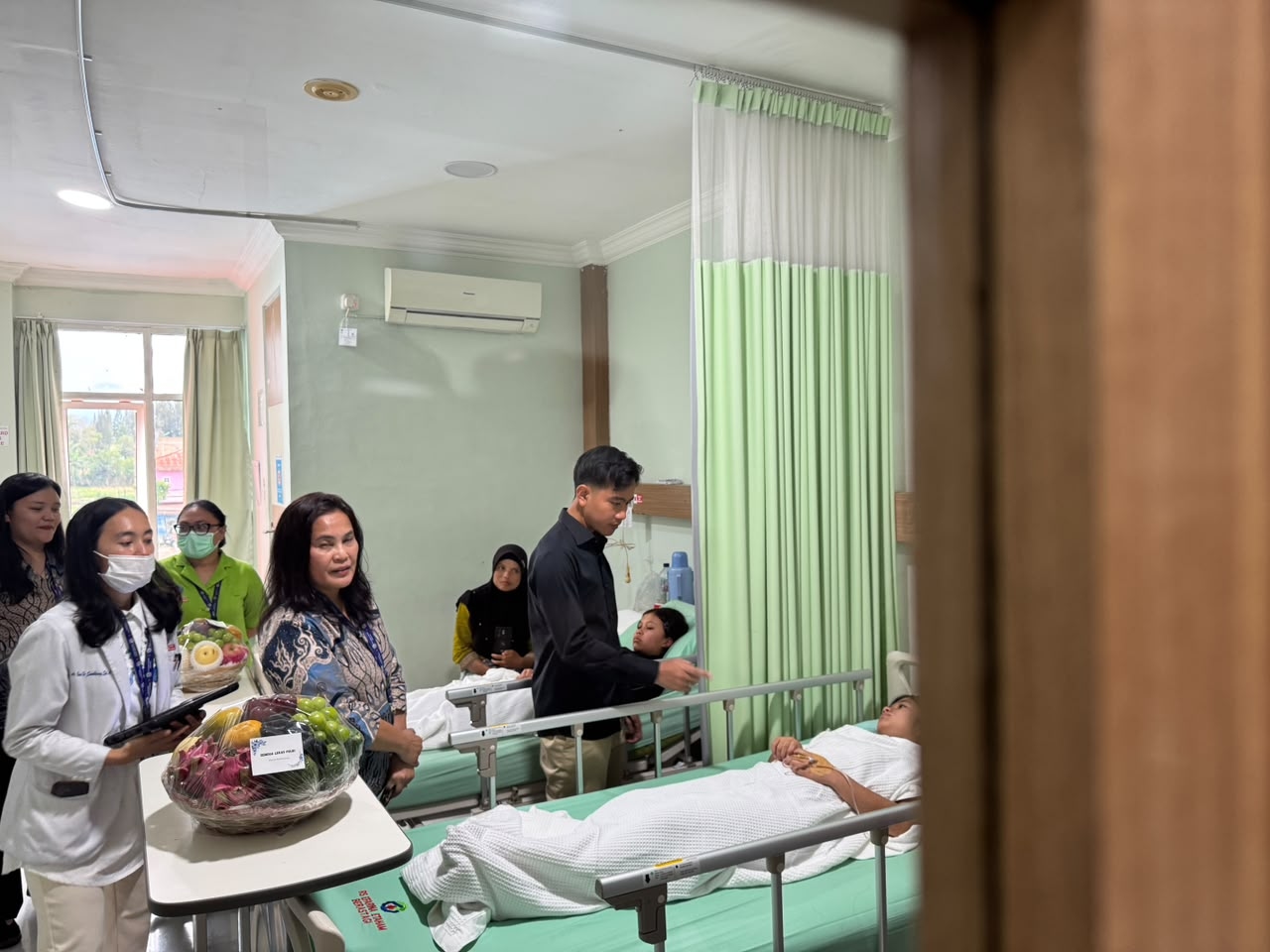 Gibran Bawa Dokter Pribadi Bantu Perawatan Siswa Korban Keracunan MBG di Karo