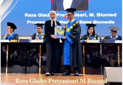 dr. Reza Gladys dan dr. Attaubah Mufid Raih Gelar M.Biomed, Sandang Predikat Cumlaude