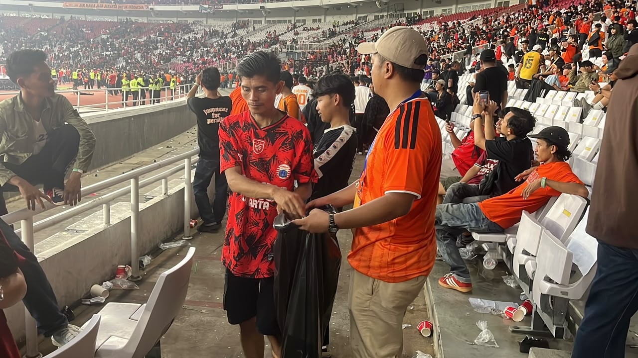 Tak Hanya Bernyanyi, the Jakmania Bersihkan Tribun GBK Usai Persija Bungkam Persib
