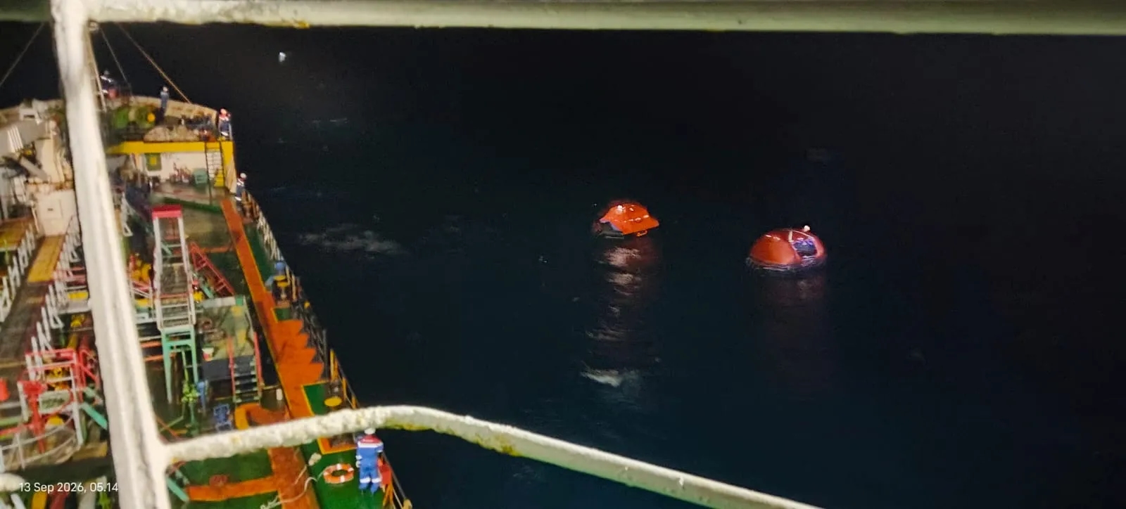 Kapal Tanker Pertamina Patra Niaga Evakuasi 16 Penumpang KMP Virgo Transport 08