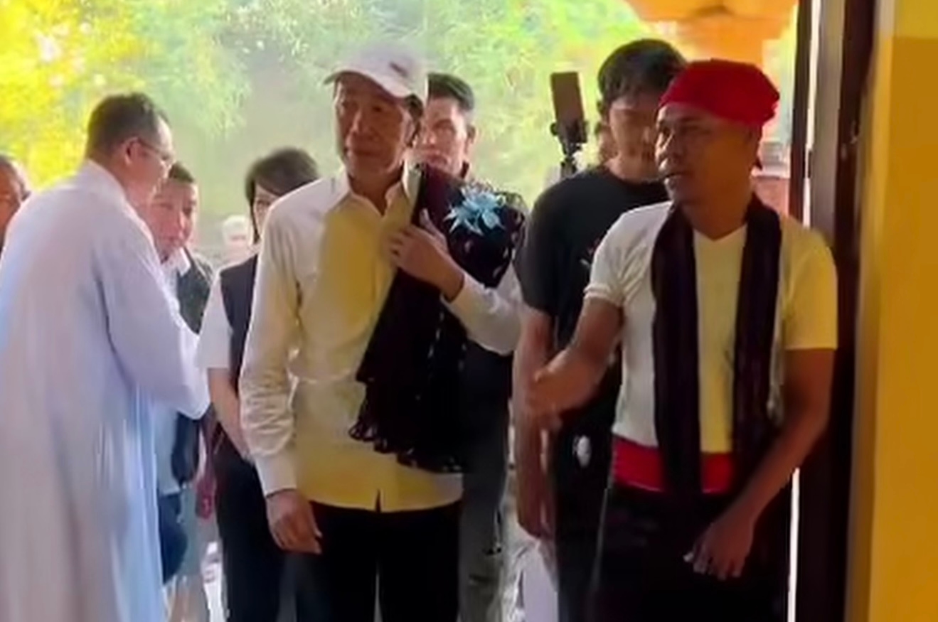 Pagi-pagi Jokowi Tiba di Pulau Palue, Langsung Cek Gereja yang Rusak Diguncang Gempa