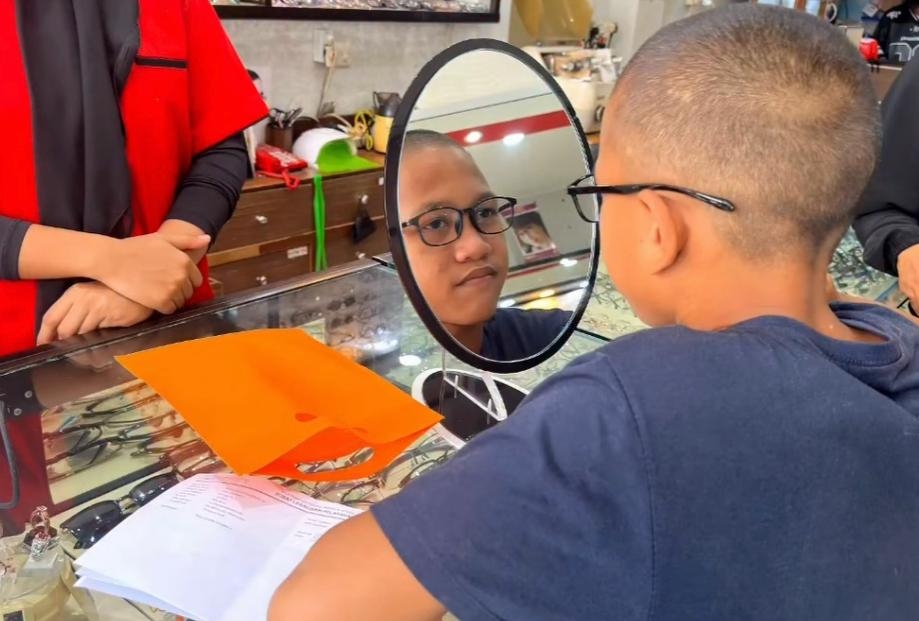 Seskab Teddy Mendengar dan Peduli, Fasilitasi Siswa Sekolah Rakyat Periksa Kesehatan Mata