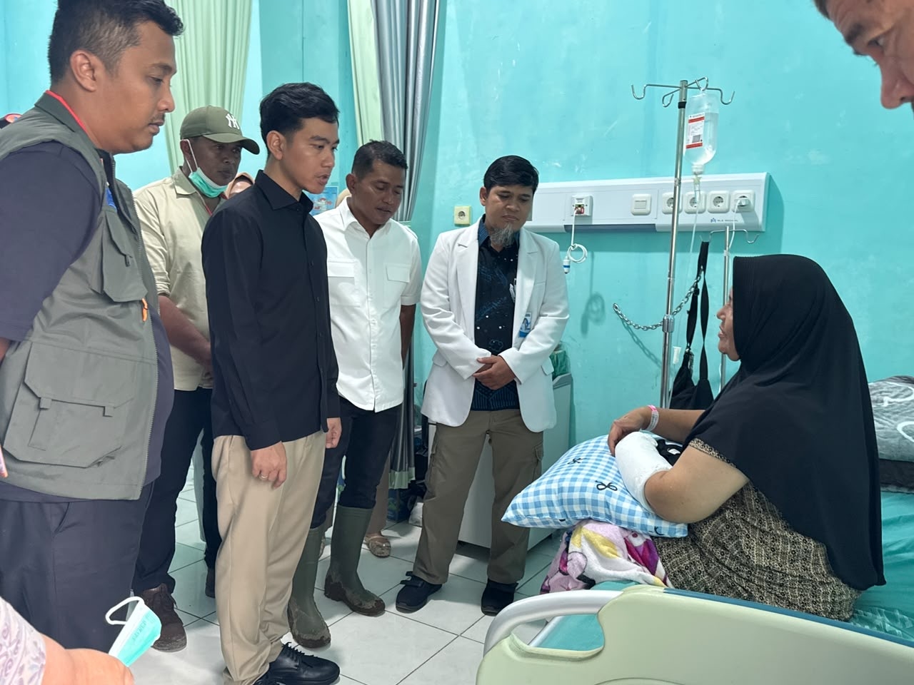 Gibran Ingatkan Nakes Antisipasi Penyakit Pascabanjir Bandang di Solok