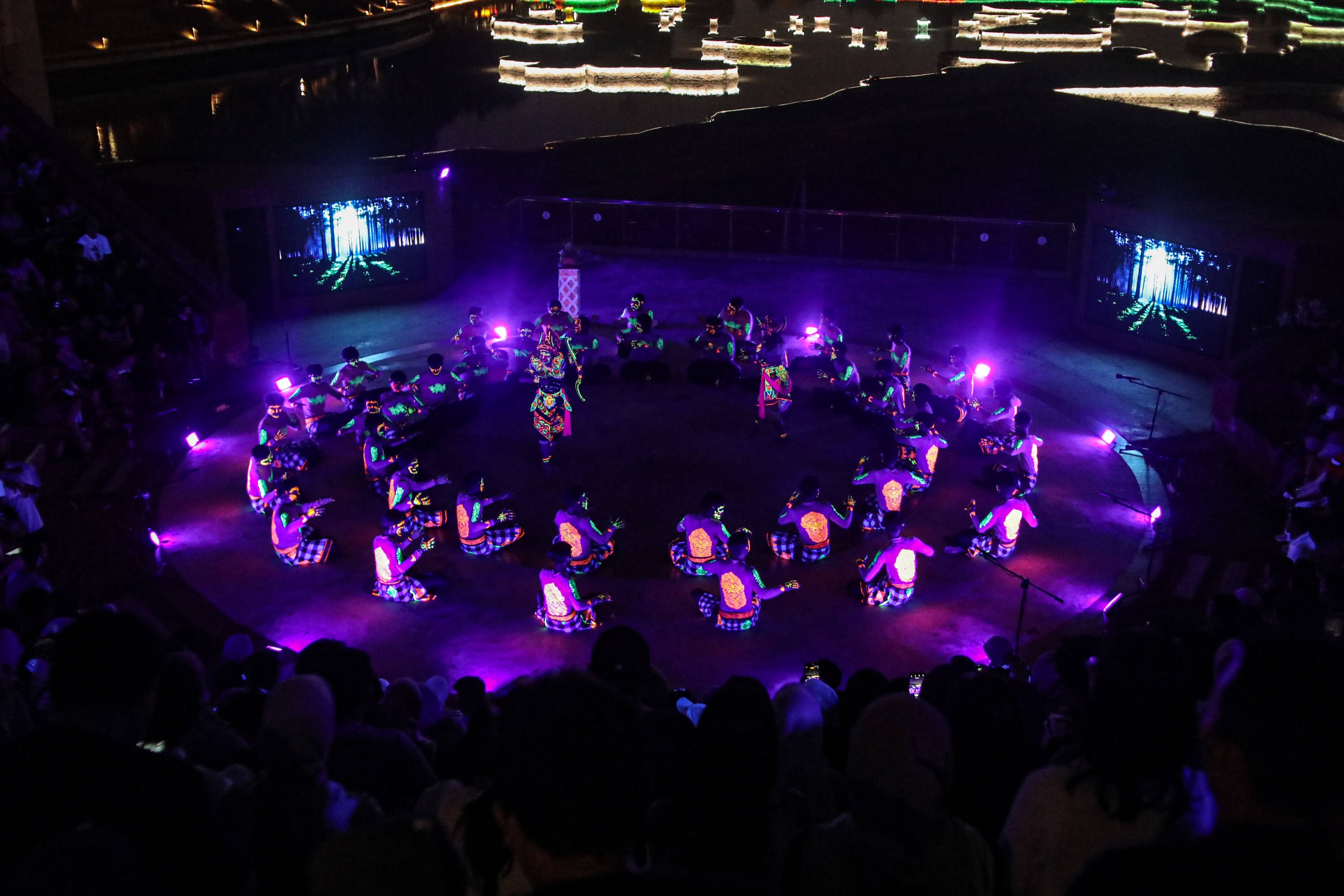 Perpaduan Cahaya dan Gelap dalam Tari Kecak