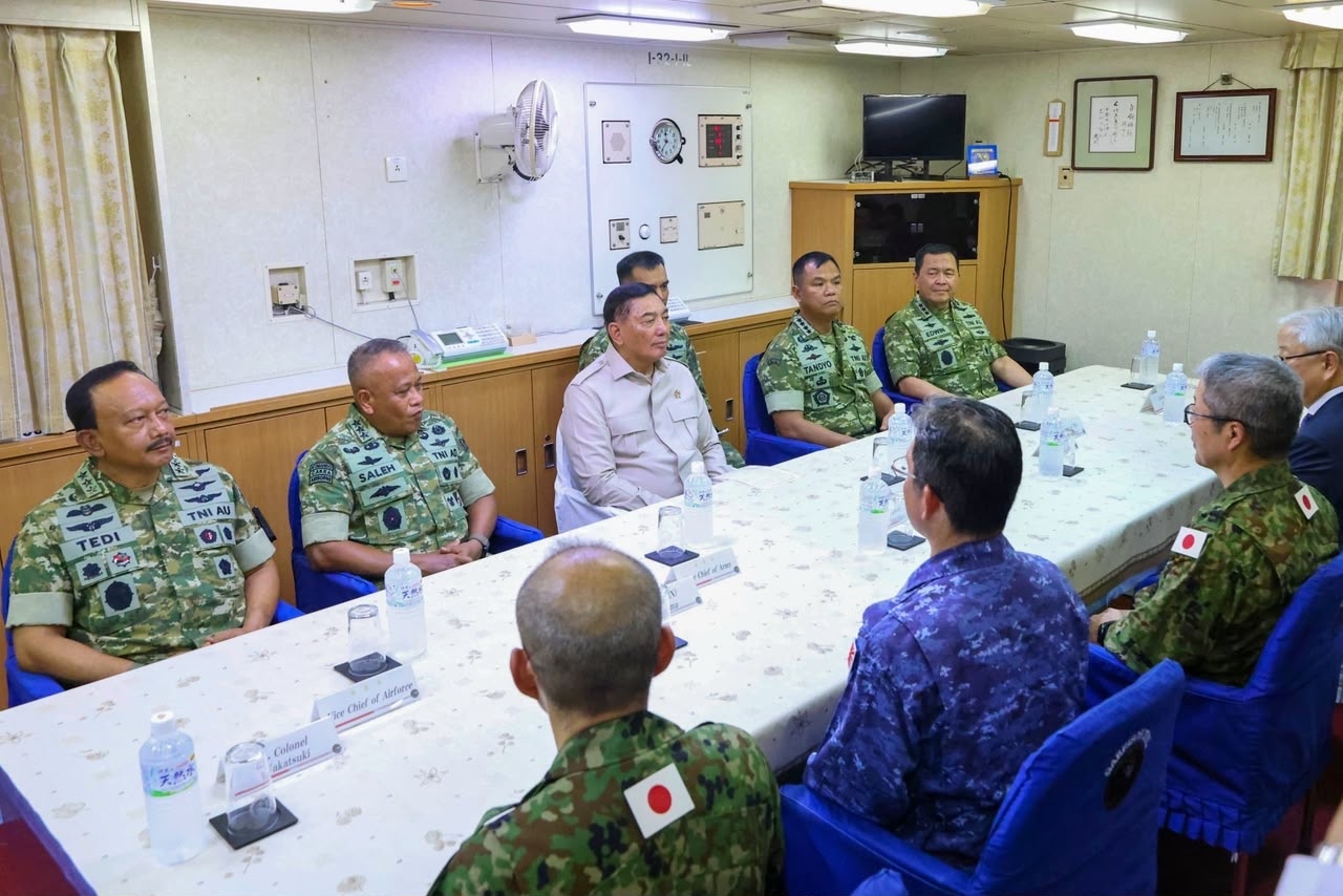 Bantu Tangani Karhutla, Menhan Anugerahkan Satyalancana Dharma Samudera untuk Personel JMSDF