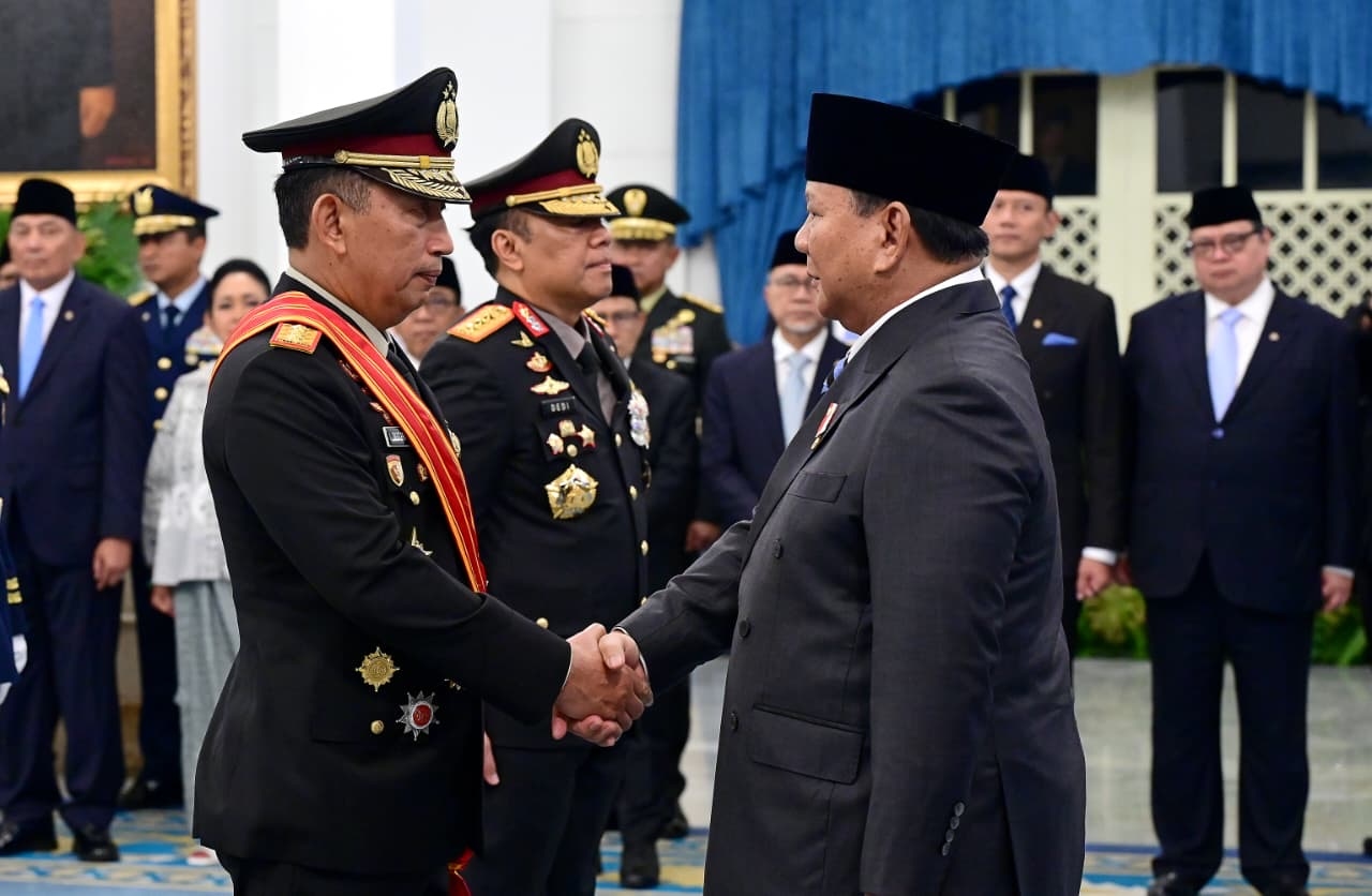 Prabowo Anugerahkan Tanda Kehormatan kepada Listyo Sigit dan Dedi Prasetyo