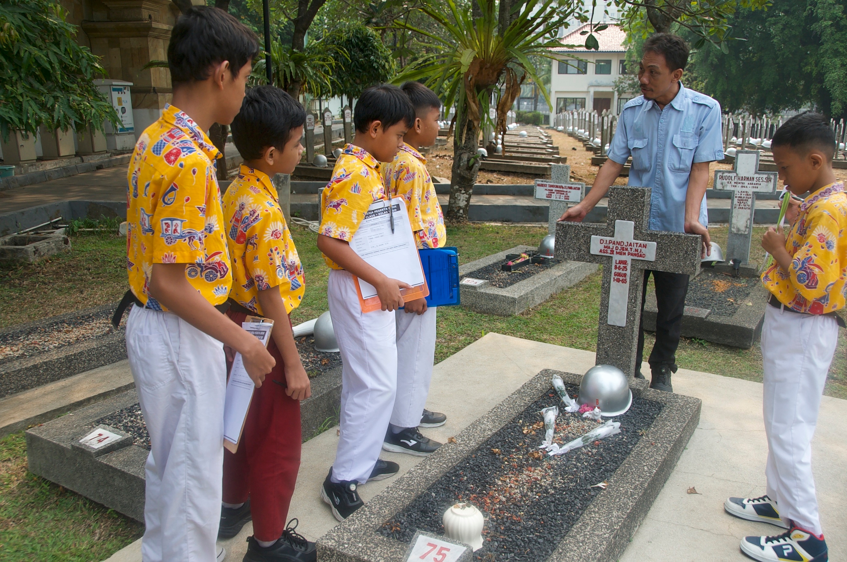 Pelajaran Sejarah Siswa di TMP Kalibata